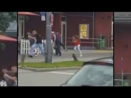 Fünf weitere verletzte er durch schüsse. Amoklauf Von Munchen Dieses Amateurvideo Zeigt Einen Der Schutzen Youtube