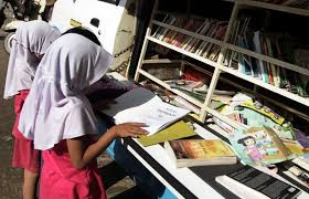 Mengutip harian kompas, senin (20/5/2002), menteri pendidikan nasional abdul malik fadjar menetapkan harbuknas pada 17 mei. Fakta Hari Buku Nasional Disahkan Sejak 2002 Lho