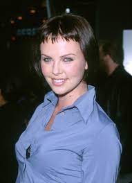 Charlize theron hit the 2019 oscars red carpet on sunday, february 24, with a decidedly new 'do: Charlize Theron S Hair Evolution Etcanada Com