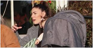 Σπάνιες φωτογραφίες με την κόρη τους. Hbh Adamoy H Omorfh Manoyla Bghke Bolta Me To Mwro Ths Kai Einai Oti Pio Glyko