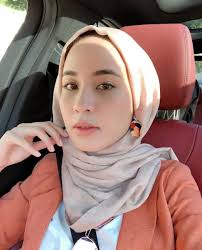 Bakat beliau dicungkil oleh datuk rosyam nor menerusi rancangan pencarian bakat baharu dalam bidang lakonan, pilih kasih musim pertama pada 2009. Tahniah Bella Dally Selamat Bertunang Dengan Mr A
