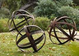 jardin moderne objet design exterieur moderne deco idee sphere metal los angeles designer metal sculptures garden metal garden art wine barrel rings