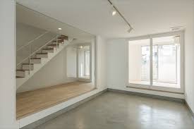 伊丹のガレージハウス 兵庫 garage house ガレージハウス ガレージ奥を見る 奥には部屋があり 部屋で愛車を眺めながら過ごすことができる プロデュース ザウス 設計 田中幸実 施工 ウッドワン関西 撮影 笹倉洋平 ガレージハウス ハウス ガレージのデザイン