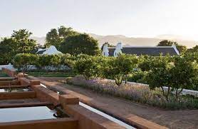 maison out of africa visitez la ferme africaine jardin moderne bassin a poisson jardins