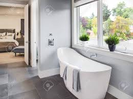 Deswegen hat man das gefühl, man wäre in einer höhle. Badewanne Im Master Bad Im Neuen Luxus Haus Mit Blick Auf Schlafzimmer Und Nachbarschaft Mit Baumen Durch Fenster Lizenzfreie Fotos Bilder Und Stock Fotografie Image 47256462