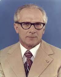 Drei zeitzeugen beleuchten die weniger bekannten facetten des diktators. Erich Honecker Wikipedia