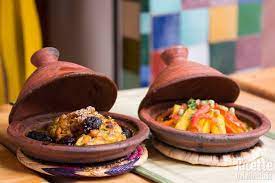 A base di verdure, pesce, pollo e agnello, ma la nostra preferita in assoluto resta la mrouzia, la tajine con agnello, prugne e mandorle. 7 Piatti Famosi Della Cucina Marocchina Ricettedalmondo It