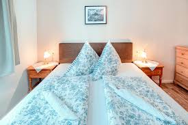 Ein getrenntes schlafzimmer mit doppelbett und einer ausziehbaren schlafcouch im wohnraum gibt es in den wohnungen allgäu. Ferienwohnung 2 Ferienwohnungen King