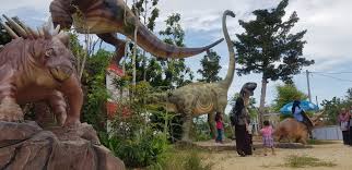 A pragmatic paleontologist visiting an almost complete theme park is tasked with protecting a couple of kids after a power failure causes the park's cloned dinosaurs to run loose. Holiday Johor Part I Don Hu Jurassic Park Muar Tiny Na Sweet
