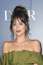 15 Hairstyles With Bangs That Are Super Flattering In 2020 Hairstyles With Bangs Oval Face Hairstyles Oval Face Bangs