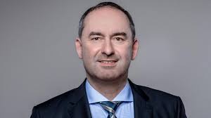 Ja staatsministerin für europaangelegenheiten und internationales in der staatskanzlei: Hubert Aiwanger