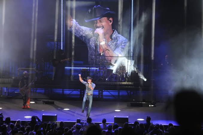 Tim McGraw shows up late, falls on stage at Riverbend in Cincinnati
