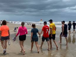 VÍDEO: Tempo nublado e vento frio marcam sábado de feriadão do litoral norte