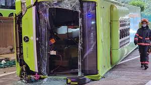 The accident was serious enough that 17 people were injured, and the singapore civil defence force (scdf) had to cut through the bus windscreen to rescue passengers. Nrr1 Qu042ucmm