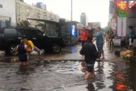 Киев в понедельник, 19 июля, накрыл ураган с мощным ливнем и градом. Kiev Zatopilo Ukraina Byvshij Sssr Lenta Ru
