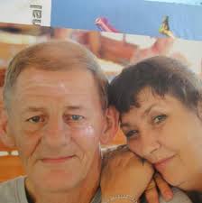 Can anyone recommend the best paint pen to use for the edge of coasters.  I've tried one gold metallic pen but it doesn't seem to be drying. Thanks