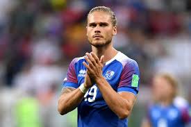 Klar, dass wir uns den isländischen nationalspieler für ein. Rurik Gislason Dieser Fussballer Bekommt Taglich Heiratsantrage Gala De