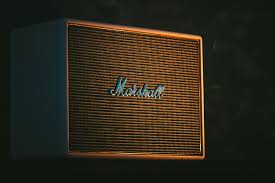 A coluna portátil marshall killburn ii oferece um som bastante robusto e definido, com potência de 25 w. Marshall Woburn Zum Campen Fast Zu Gross Und Trotzdem Geil Happy Camping