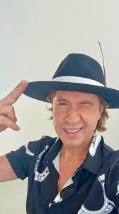 In two weeks, ze amaro will be in our city!!!! Still time to get tickets to  the Friday show!!