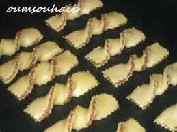 Cravate Chocolatee Au Halwa Et Pralin Gateau Algerien Le Sucre Sale D Oum Souhaib Gateau Algerien Gateau Sec Gateau Noix De Coco