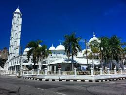 Masjid bersejarah di indonesia pertama yang wajib kamu kunjungi saat berkunjung ke aceh adalah masjid raya baiturrahman. Masjid Bersejarah Di Tengah Ibukota Ulasan Masjid Sultan Zainal Abidin Kuala Terengganu Malaysia Tripadvisor