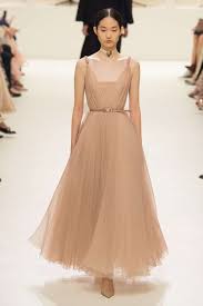 Gli abiti da sera per capodanno 2019 sono la base di un look vincente e super glamour. Christian Dior Autunno Inverno 2018 Parigi Haute Couture Stile Di Moda Abiti Alta Sartoria Abito Dior