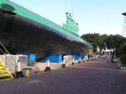 Tepatnya kapal selam pasopati 410 yang. Monumen Kapal Selam Surabaya Mapio Net
