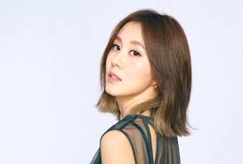 清純女星不藏了！扮性感黑愛麗絲