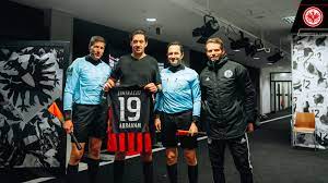 Frankfurt's david abraham (2nd from left) hugs referee manuel gräfe (2nd from right) in the presence of sport director bruno hübner (l). Eintracht Frankfurt On Twitter Referee Manuel Grafe Swapped Shirts With David Abraham After The Game Sges04 Sge Adioscapitano