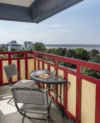 Die Modern Und Mit Liebe Zum Detail Eingerichtete Ferienwohnung Befondet Sich In Der Achten Etage Des Terrassenhaus Ferienwohnung Ferienhaus Nordsee Aussenmobel