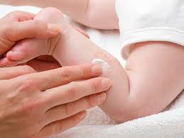 Tritt neurodermitis beim baby oder beim kleinkind auf, machen sich viele eltern große sorgen, diese sind jedoch meistens unbegründet. Neurodermitis Beim Baby Erkennen Behandeln Bepanthen
