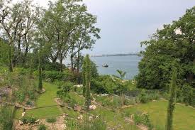 Cet escalier, dont l'encombrement est important (3,50 m), grimpe en douceur jusqu'à l'étage où une passerelle dessert les chambres. Amenagement D Un Jardin En Pente Cote Maison