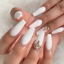 Diseños de uñas blancas manicure diseños diseños de arte en uñas diseños para uñas largas mejores diseños de uñas uñas para novia modelo de 20 hermosos y elegantes diseños de uñas que son perfectos para el día de tu boda. 17 White Coffin Nail Designs Impressive White Coffin Nail Designs You Ll Flip For In 2020 Rhinestone Nails Coffin Nails Designs Matte White Nails