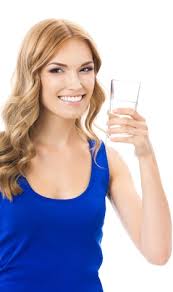 Passo dopo passo, cercheremo di spiegarti i possibili benefici derivanti dal consumo di acqua alcalina ionizzata. Ionizzata