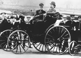 Carl benz war nicht so wirklich der erste, aber der „öffentlichste, weswegen er quasi als erfinder des ersten automobils gilt, siehe wie war die lebenslage als carl benz das erste auto patentieren ließ. Carl Benz Wikiwand