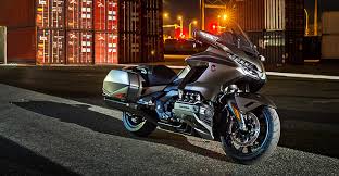 A gl 1800 gold wing ficou ainda mais leve e fácil e pilotar, com um tanque de combustível menor e a mesma autonomia. Honda 2018 Gl1800 Gold Wing