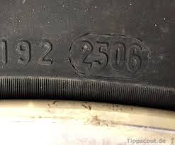 Der gesetzgeber gibt als einzige vorschrift die mindestprofiltiefe von 1,6 mm vor. Mit Dot Nummer Alter Der Reifen Ganz Einfach Bestimmen Tippscout De
