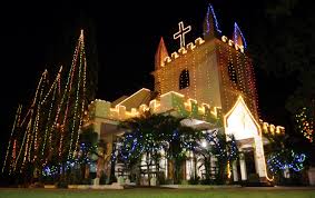 This Is What Christmas Looks Like Around The World Holidays Around The World Christmas In Italy Holiday Lights