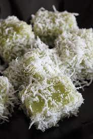 Resepi kaswi pandan 4 cawan air 2 cawan tepung gandum 1 cawan tepung ubi 1 cawan jus pandan(blend 6 helai daun pandan. Kuih Kaswi Pandan Sedap Azie Kitchen