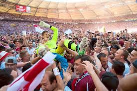 El vfb stuttgart 2 3 (verein für bewegungsspiele stuttgart 1893 e. Fussball Aufstieg Vfb Fahne Als Kopftuch Vfb Stuttgart Schwarzwalder Bote