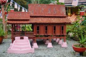 Walau bagaimanapun reka bentuk rumah tradisional seperti pada (rajah 1b), telah diasimilasikan dengan budaya tempatan mengikut kesesuaian persekitaran, pengaruh budaya dan adat resam. 2inn1s0 Vdfksm