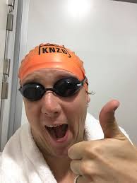 Deze volslanke orka (met het motorisch talent van een kangoeroe met een  hamstringblessure) houdt van ... zwemmen! Drie keer in de week! I love it!  Met badmutsen van Sebastiaan Verschuren en Femke