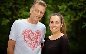 Frances tophill husband, married, partner, age【 wiki bio 】birthday. Meet Chris Packham S New Springwatch Side Kick His 25 Year Old Step Daughter