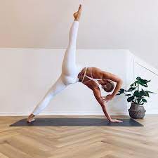 The practice starts chill and then builds up into a flow sequence with lots of interesting pose variations and transitions. Cat Meffan Yoga Home Facebook