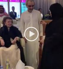 تلقى رجل الأعمال السعودي، الأمير الوليد بن طلال، جرعة من لقاح فيروس كورونا، حسبما أظهر مقطع فيديو جرى تناقله عبر الشبكات الاجتماعية، السبت. Ø´Ø§Ù‡Ø¯ Ø§Ù„Ø£Ù…ÙŠØ± Ø§Ù„ÙˆÙ„ÙŠØ¯ Ø¨Ù† Ø·Ù„Ø§Ù„ ÙˆØ£Ù…Ù‡ Ù…Ù†Ù‰ Ø§Ù„ØµÙ„Ø­ ÙÙŠ Ù…Ù†Ø§Ø³Ø¨Ø© Ø§Ø¬ØªÙ…Ø§Ø¹ÙŠØ© ØµØ­ÙŠÙØ© Ø§Ù„Ù…ÙˆØ§Ø·Ù† Ø§Ù„Ø¥Ù„ÙƒØªØ±ÙˆÙ†ÙŠØ©