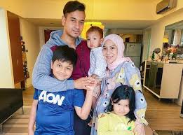 Beliau tidak berkira untuk membantu keluarganya dan seringkali mendahulukan adik beradik yang lain berbanding dirinya sendiri, malah beliau juga sering bersedekah dan membantu anak yatim piatu. Mawar Rashid Selamat Bersalin Anak Kedua Pilih Nama Raden Seri Rosabella Cinta Hiburan Mstar