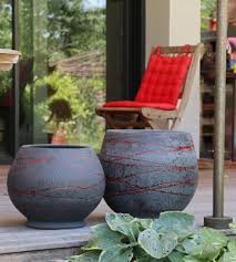 De quoi cacher avec modernité et sobriété ces pots horticoles que l'on ne saurait voir. Pots Et Jardinieres Quelle Matiere Choisir Truffaut