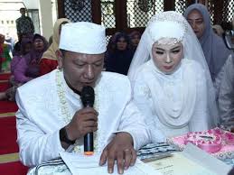 Ibu lagi ngapain ya, pikirnya. Cerita Lengkap Guru Menikahi Muridnya Yang Viral Beda Usia 18 Tahun