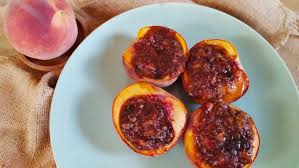 Una ricetta golosa che si può anche fare in ogni periodo dell'anno. Pesche Ripiene Con Amaretti E Cioccolato Fondente Dessert Piemontese