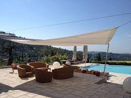 au bord de la piscine espace detente fraicheur sous la pergola voile sunsquare projet chez particulier a grasse patio patio umbrella outdoor decor